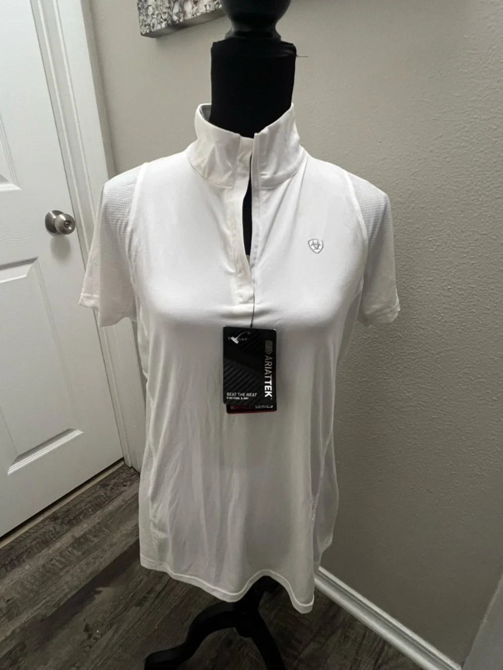 NWT Ariat Tek White Short-Sleeve Lightweight 1/4 Zip Polo - Picture 1 of 2